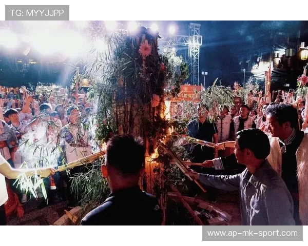 球员在场上与对手玩彝族火把节，火把把球烧成火球破门