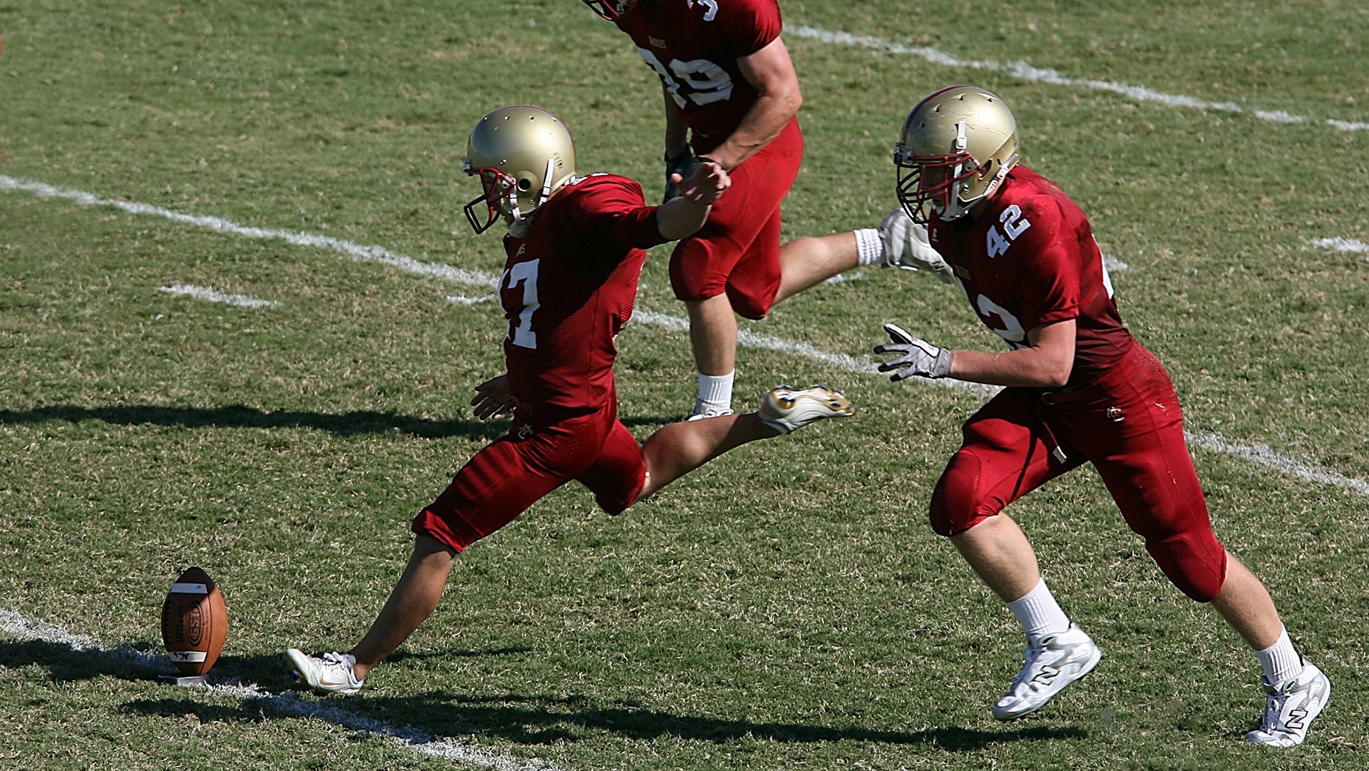 “飞盘对决:成都三叉湖赛场激情四溢,选手飞翔空中”