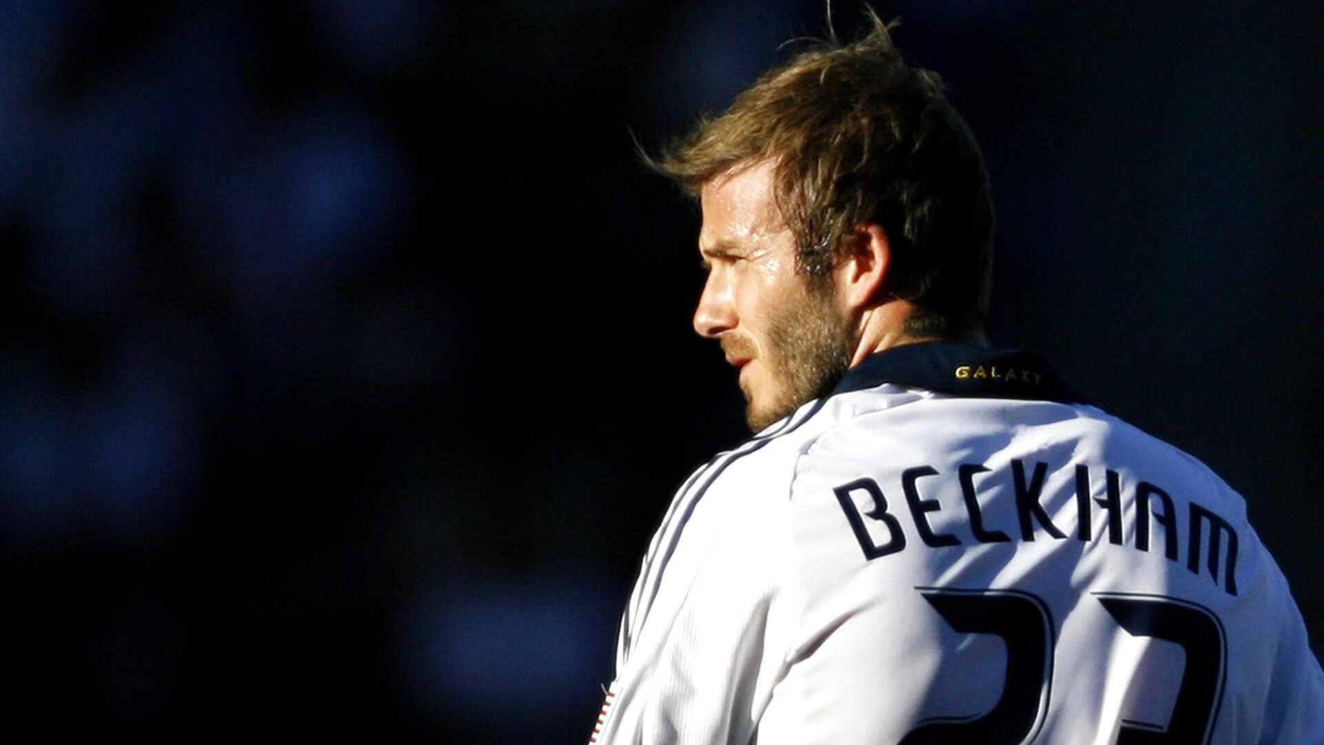 mk体育官方网站-冠军球队球员比赛背后的训练日常被纪录片呈现，冠军背后的人